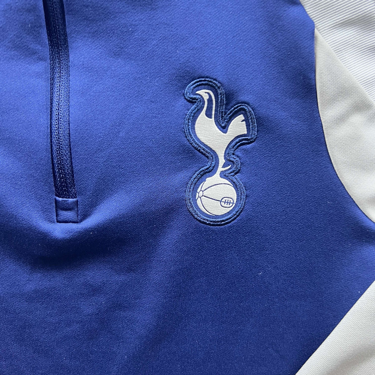 Tottenham 2025-26 Nike training top size Boys L (147-158)