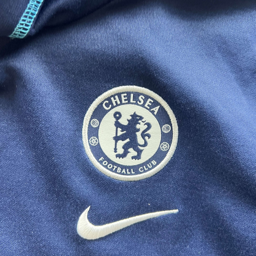 Chelsea 2022-23 Nike hoodie size Boys L (147-158)