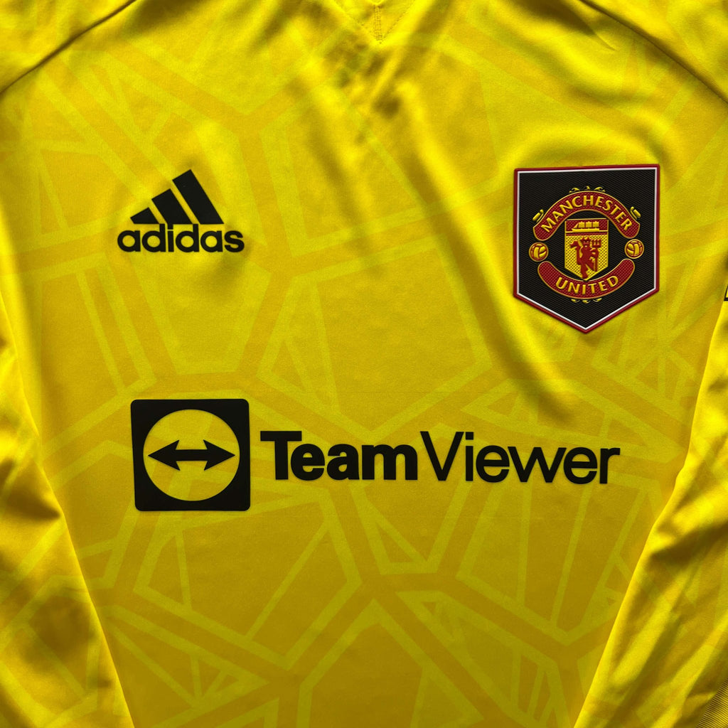Manchester United 2022-23 Adidas goalkeeper football shirt size Boys L (164)