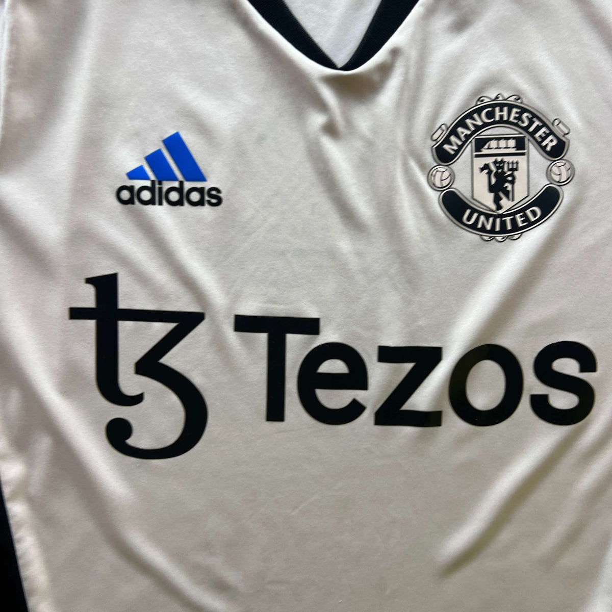 Manchester United 2022-23 Adidas training football shirt size Boys L (164)