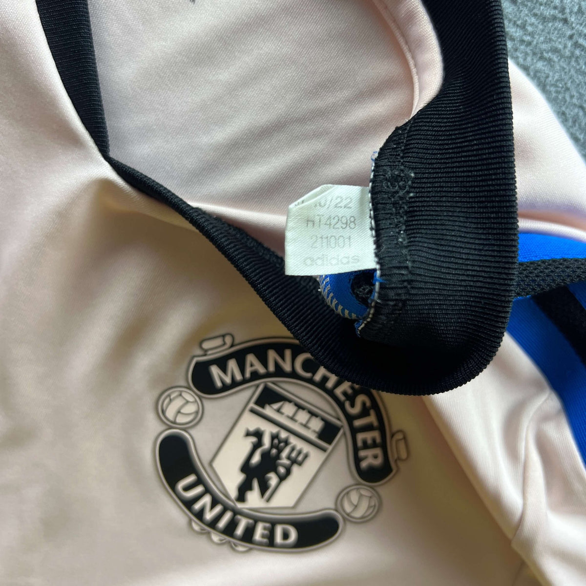 Manchester United 2022-23 Adidas training football shirt size Boys L (164)