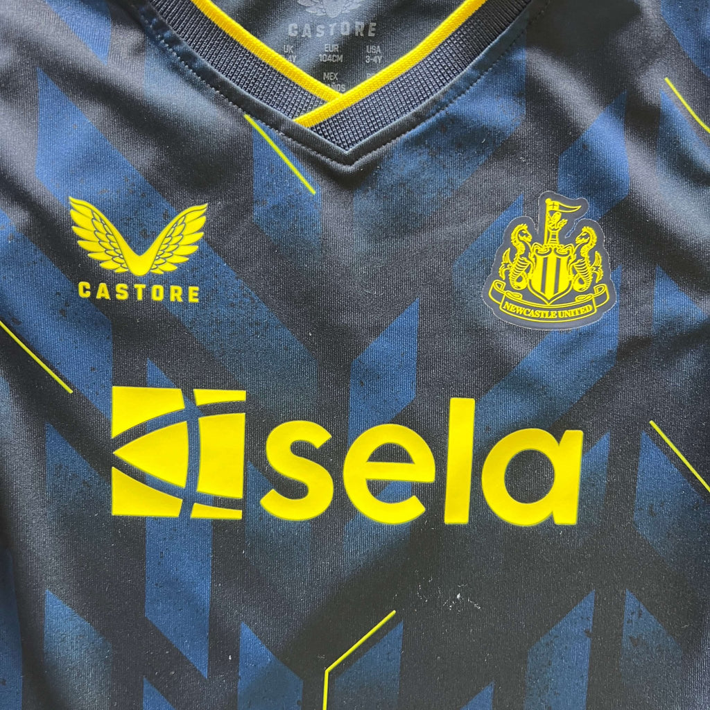 Newcastle United 2023-24 Castore third football shirt size Kids 104