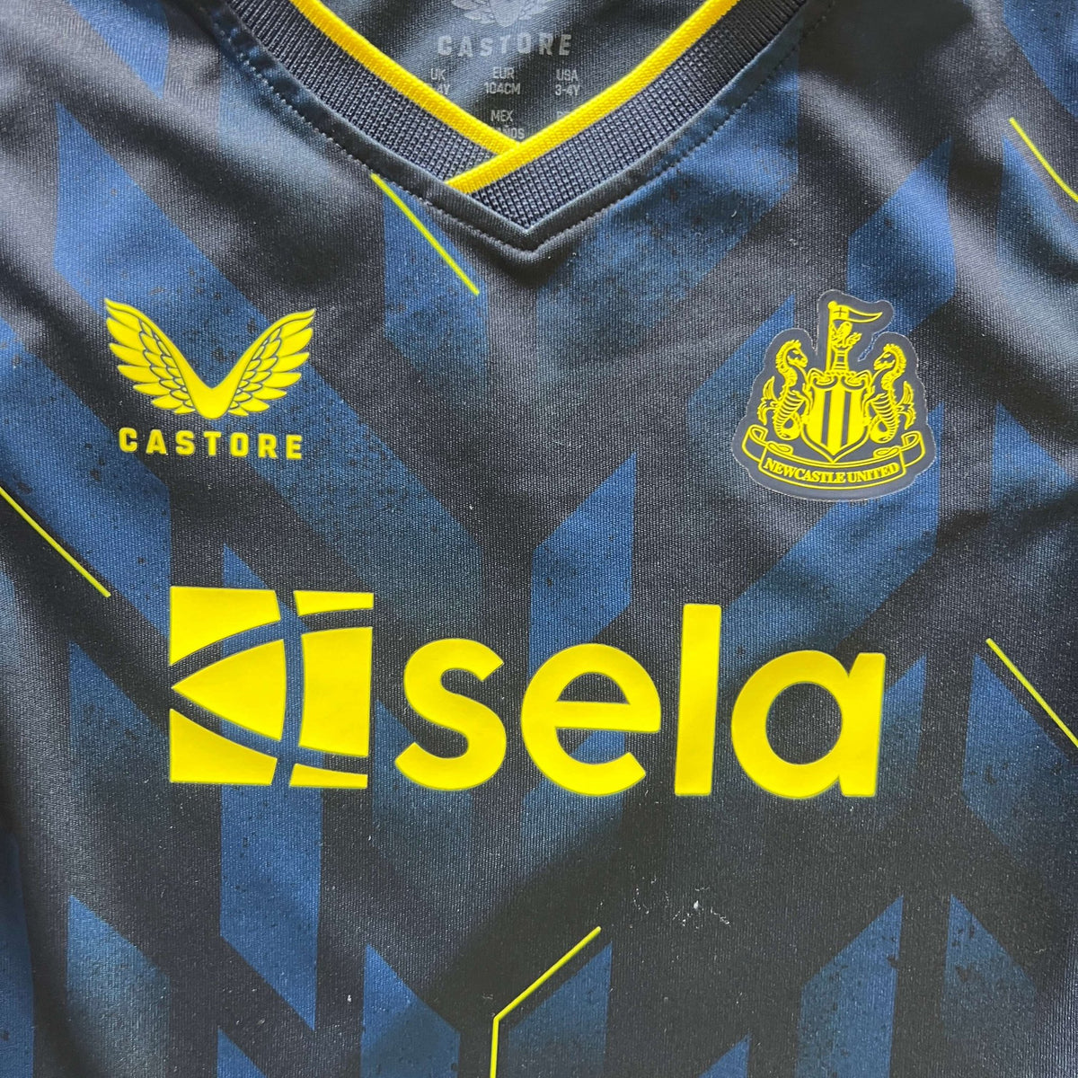 Newcastle United 2023-24 Castore third football shirt size Kids 104