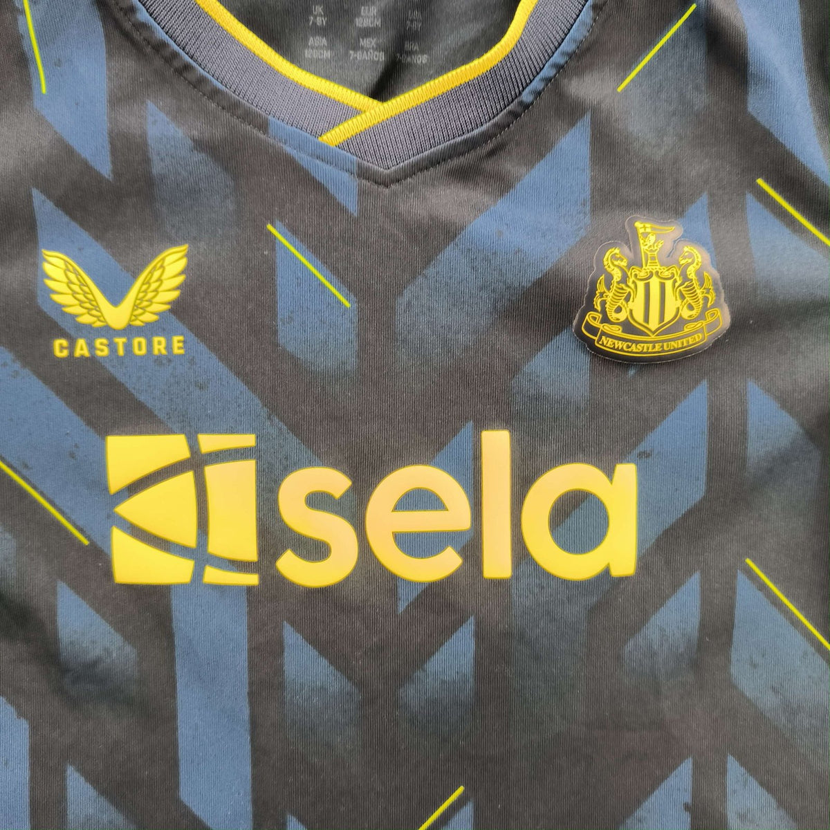 Newcastle United 2023-24 Castore third football shirt size 128