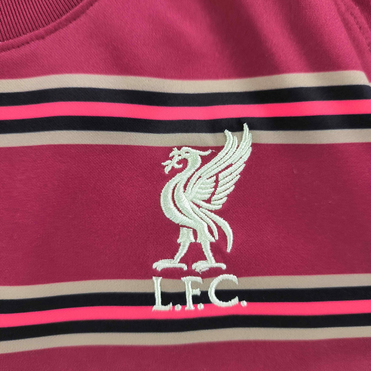 Liverpool 2021-22 Nike pre-match training football shirt size S