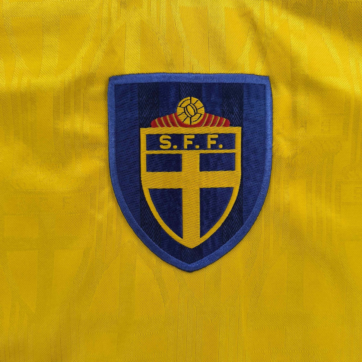 Sweden 1996-98 Adidas home football shirt size L
