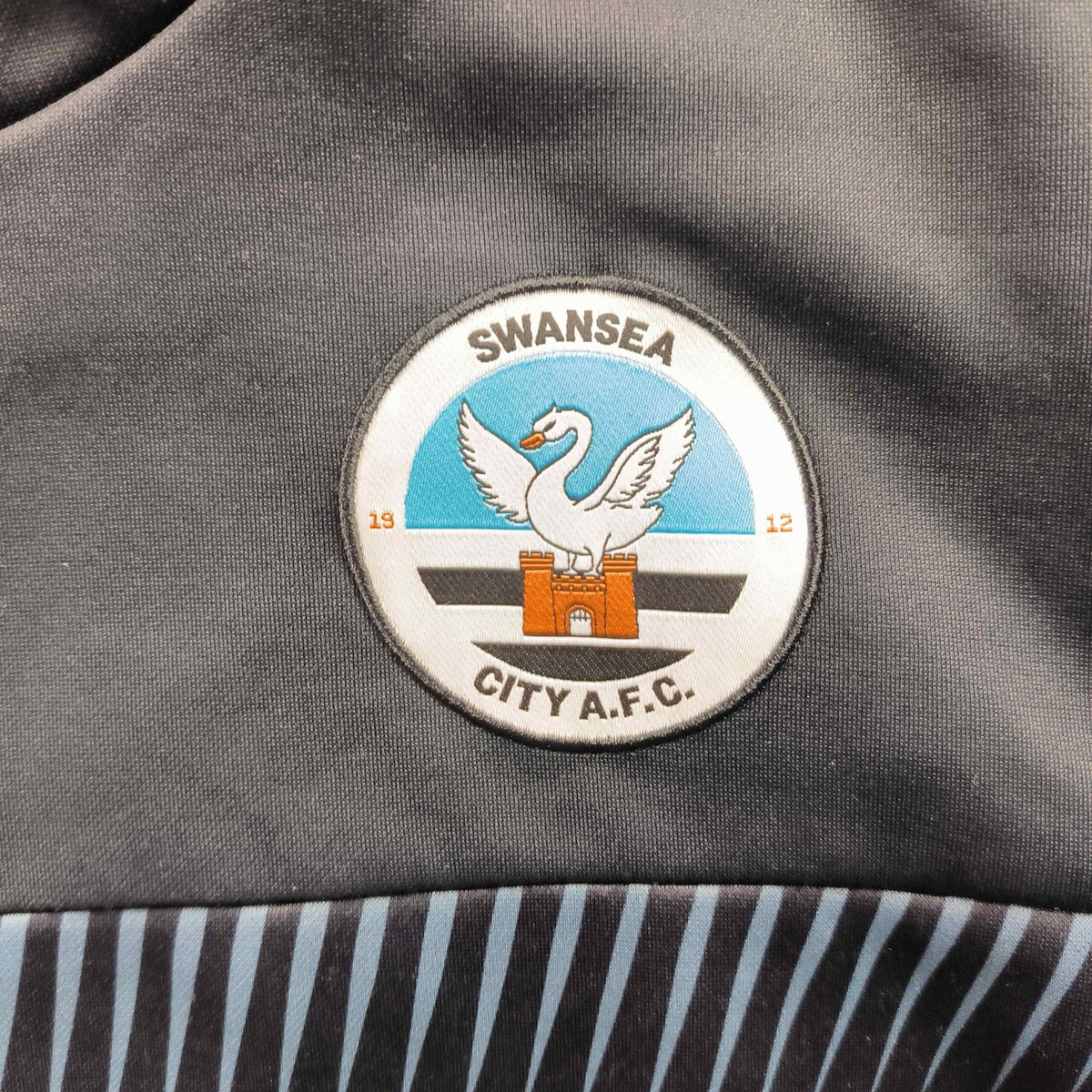 Swansea 2021-22 Joma kapucnis felső M-es