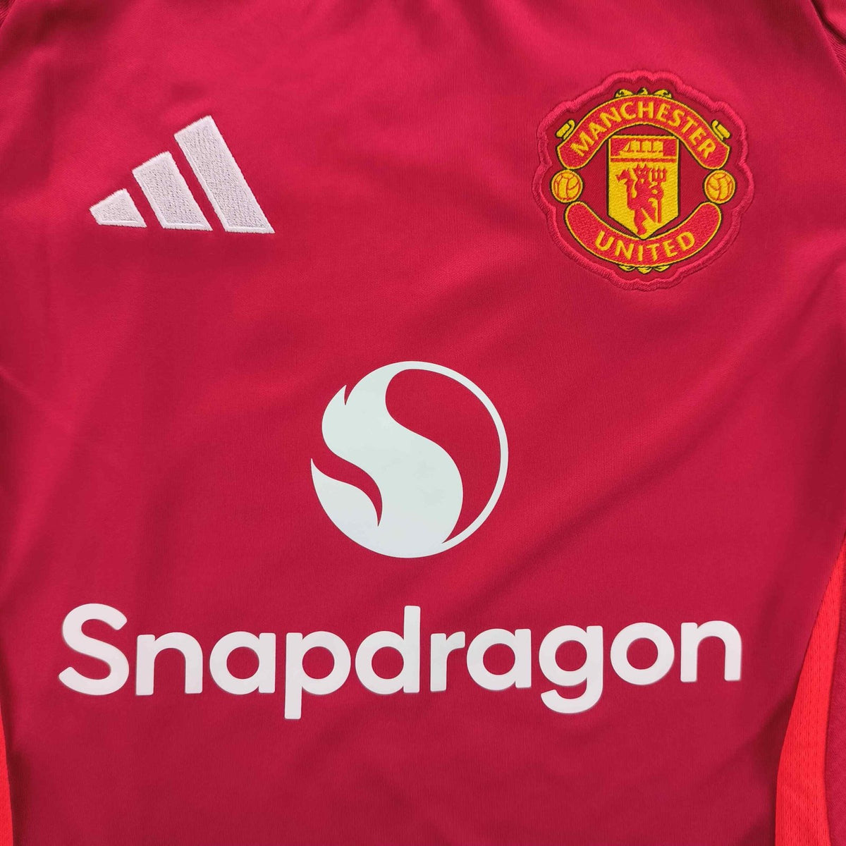 Manchester United 2024-25 Adidas hazai „Anayah #8” foci mez gyerek 128-as