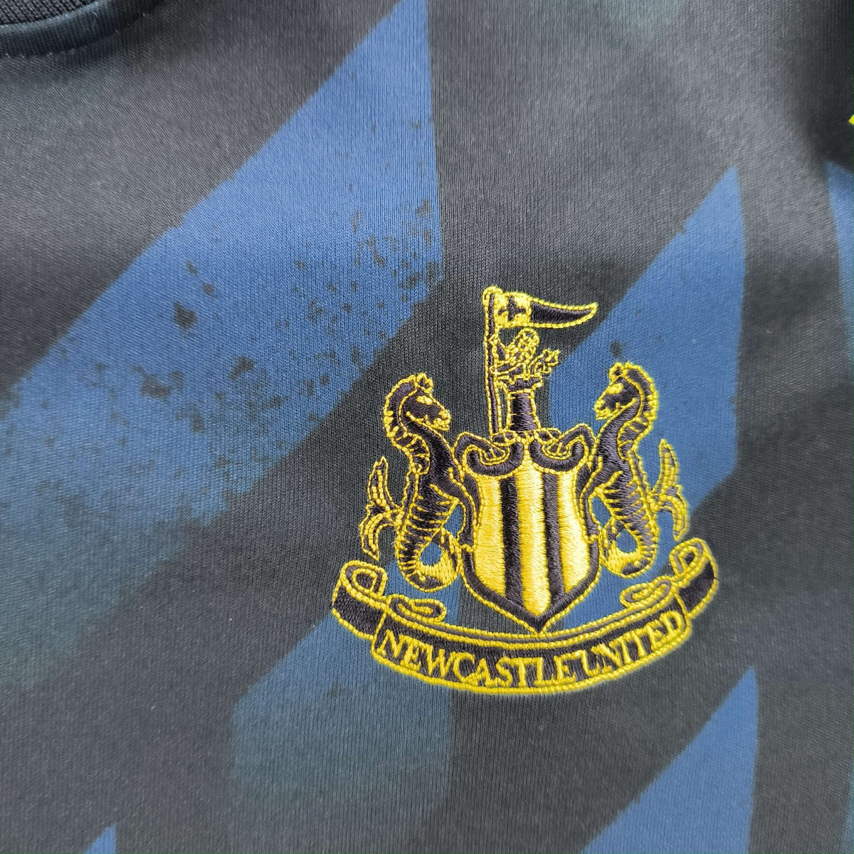 Newcastle United 2023-24 Castore third football shirt size S