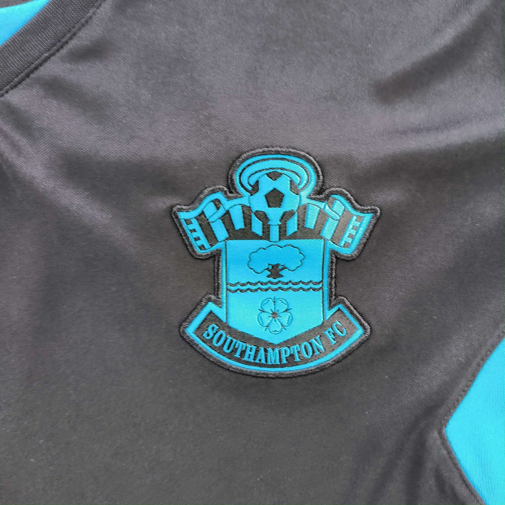 Southampton Hummel training football shirt size M