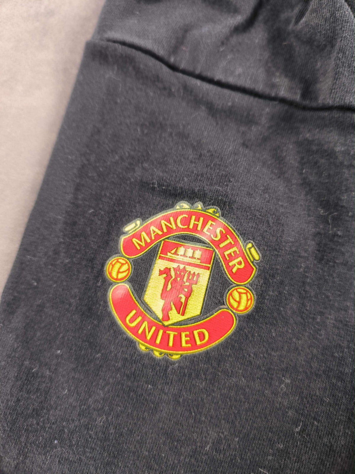 Manchester United 2021 Adidas nadrág gyerek 140-es