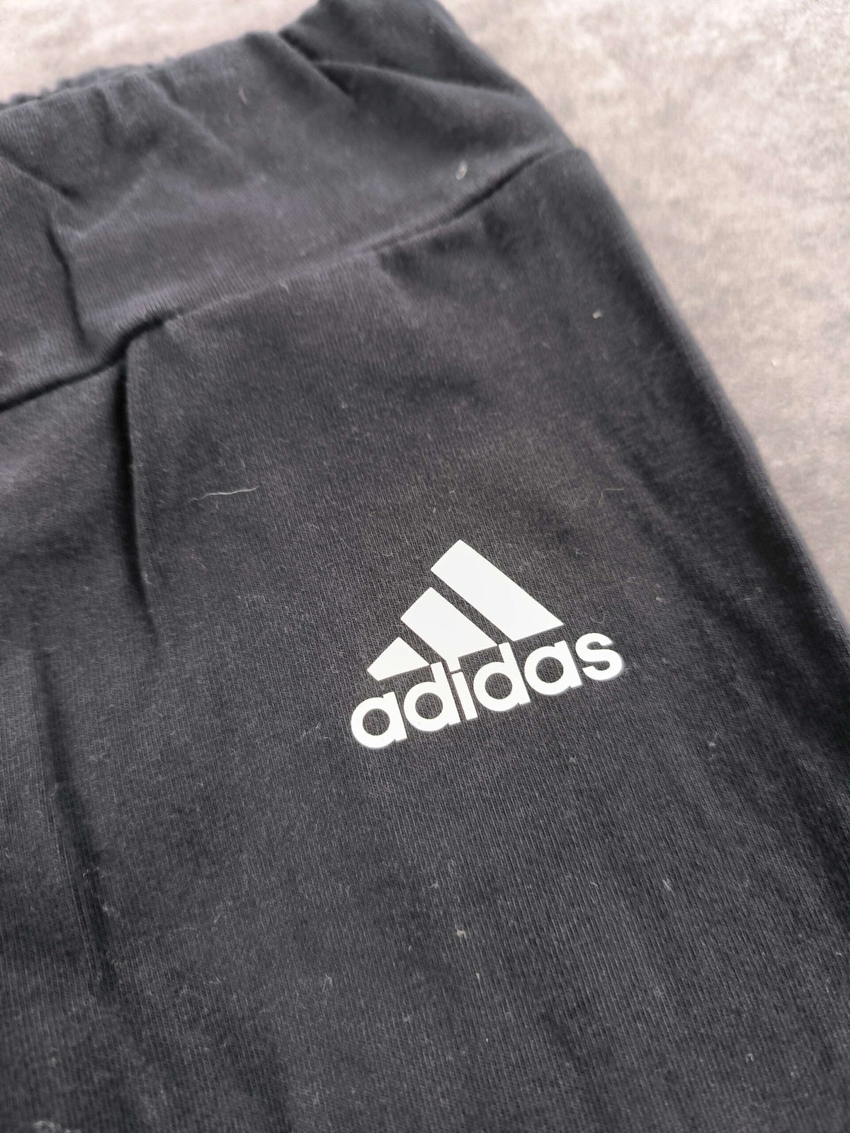 Manchester United 2021 Adidas nadrág gyerek 140-es
