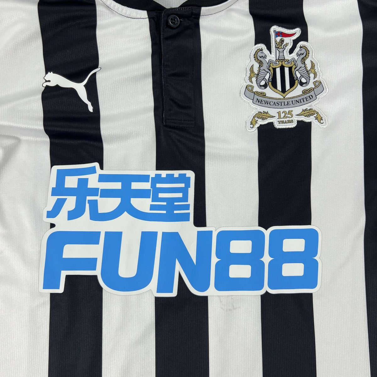 Newcastle United 2020-21 Puma home football shirt size M