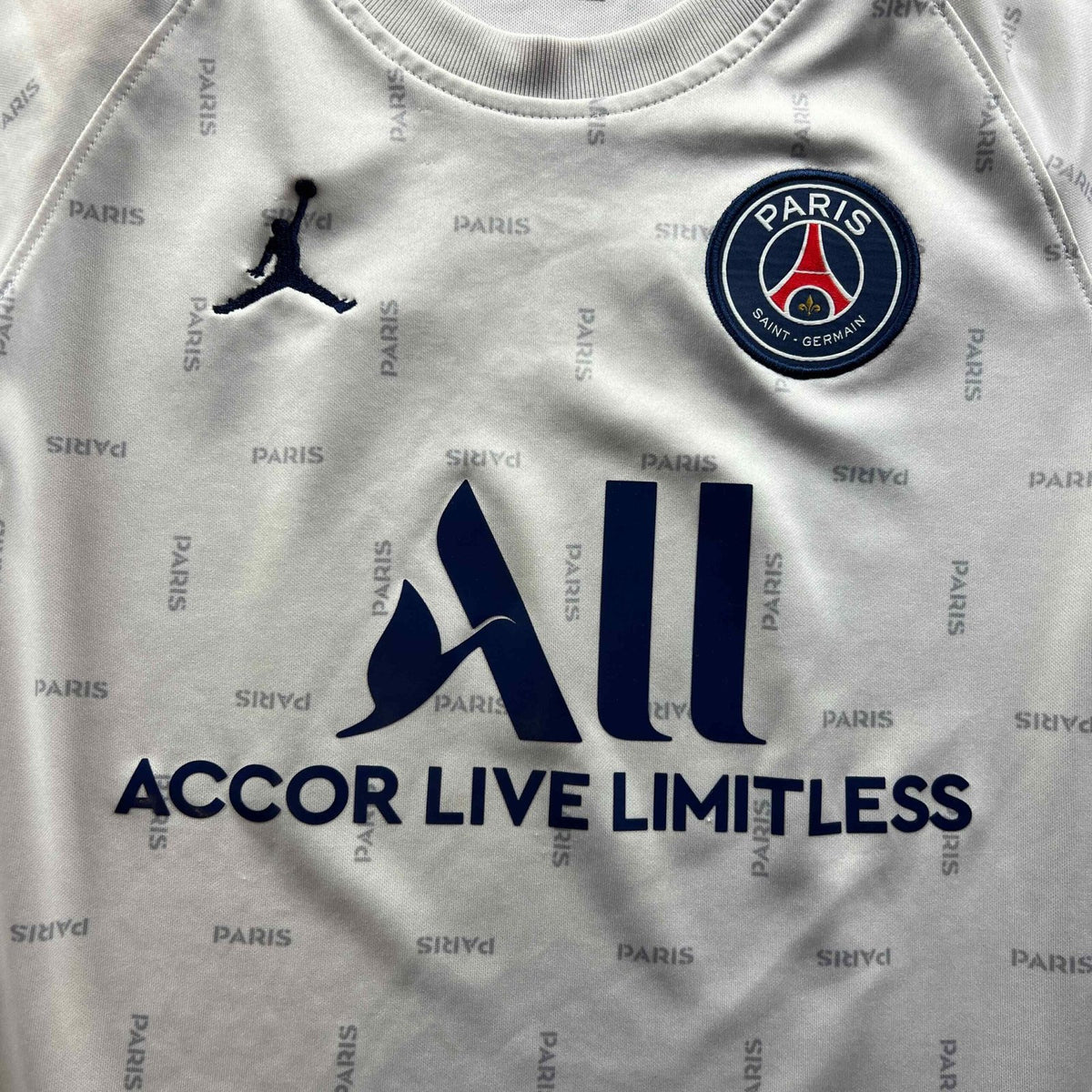 PSG 2021-22 Nike Pre-match training football shirt size 140