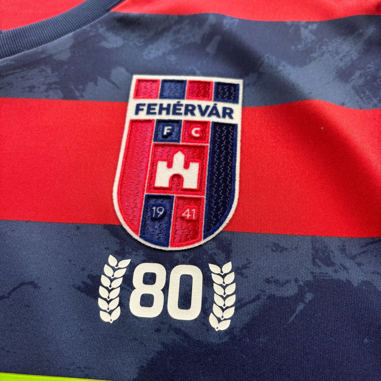 Mol Fehérvár 2021-22 Adidas hazai Rúben Pinto foci mez S-es - Image 3