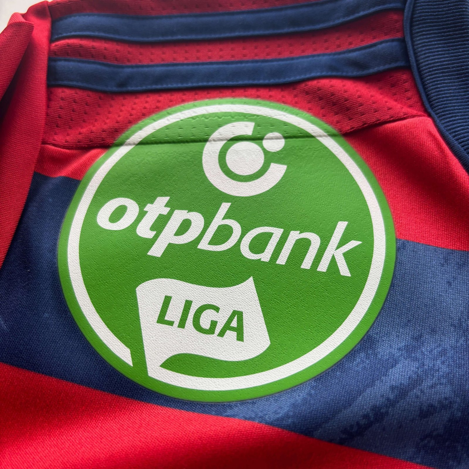 Mol Fehérvár 2021-22 Adidas hazai Rúben Pinto foci mez S-es - Image 4