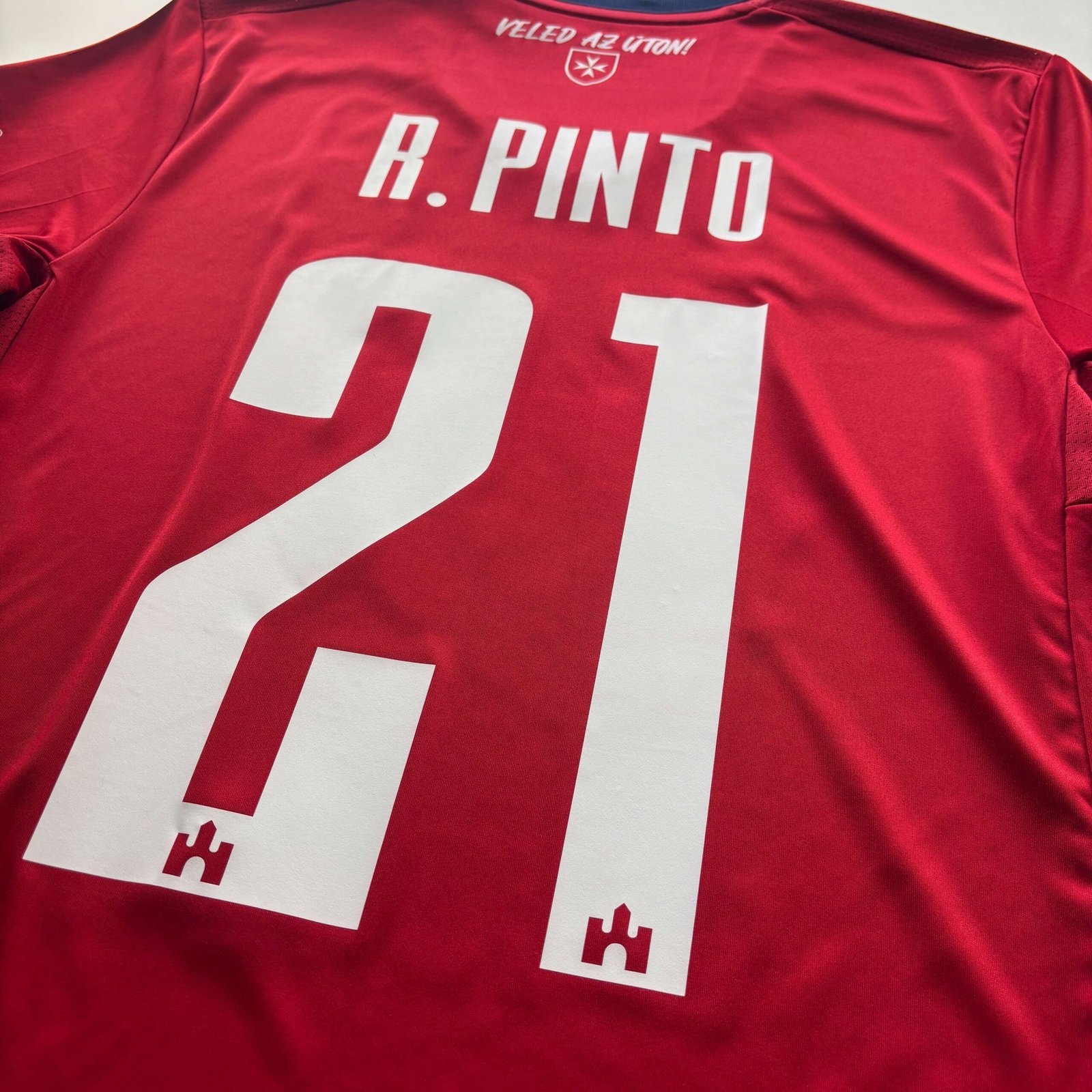 Mol Fehérvár 2021-22 Adidas hazai Rúben Pinto foci mez S-es - Image 8