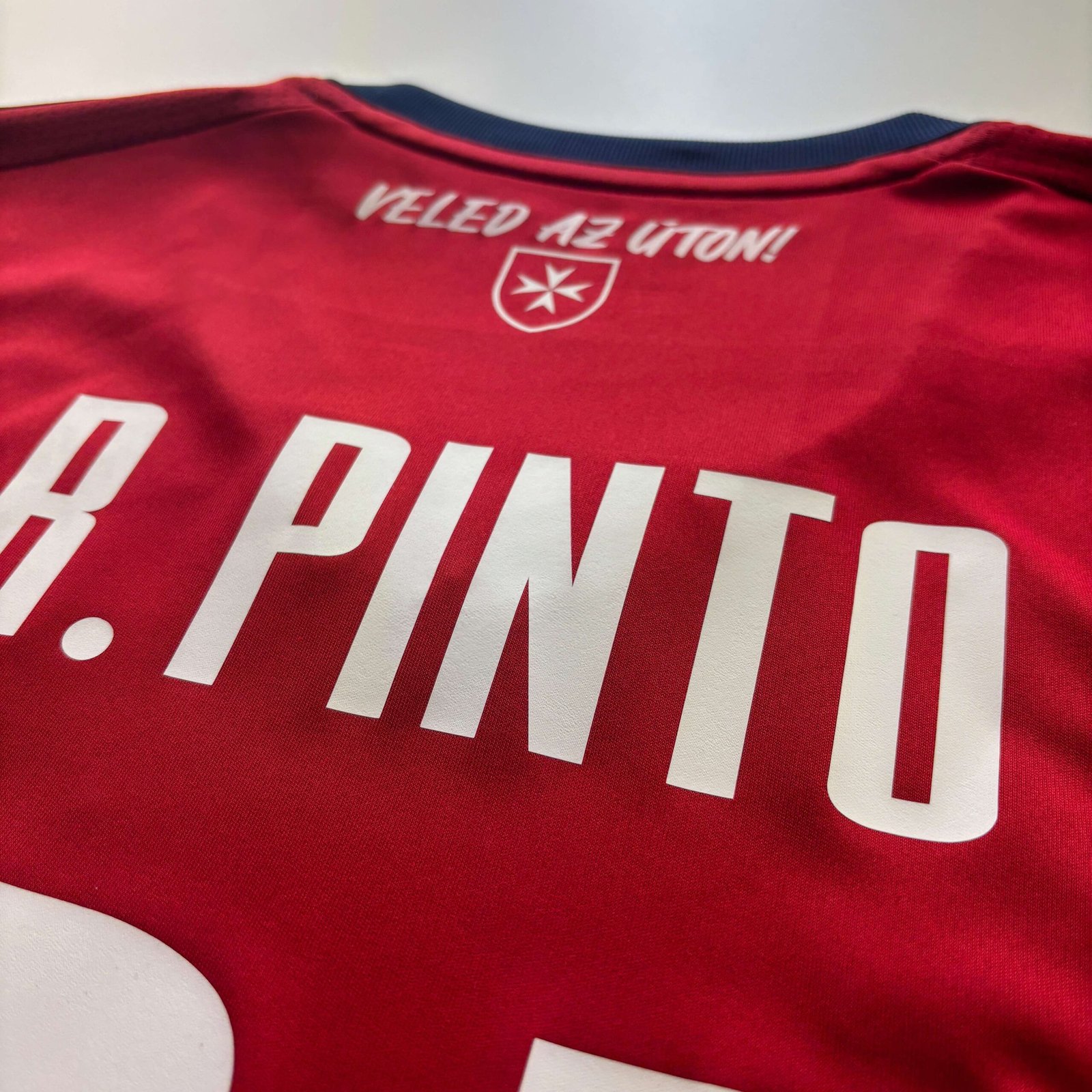 Mol Fehérvár 2021-22 Adidas hazai Rúben Pinto foci mez S-es - Image 10