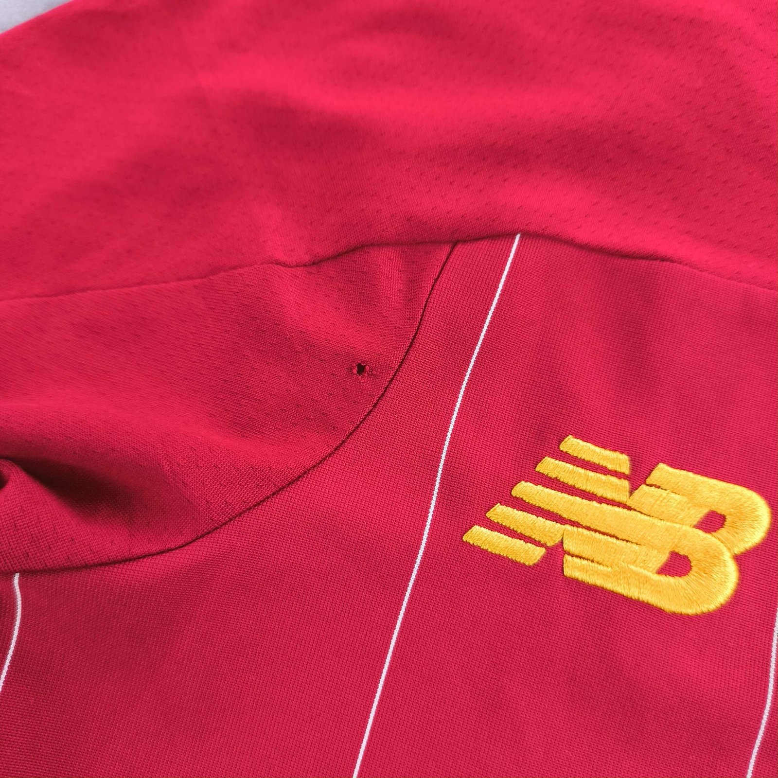 Liverpool 2019-20 New Balance hazai "Harri" foci mez gyerek 122-es - Image 6